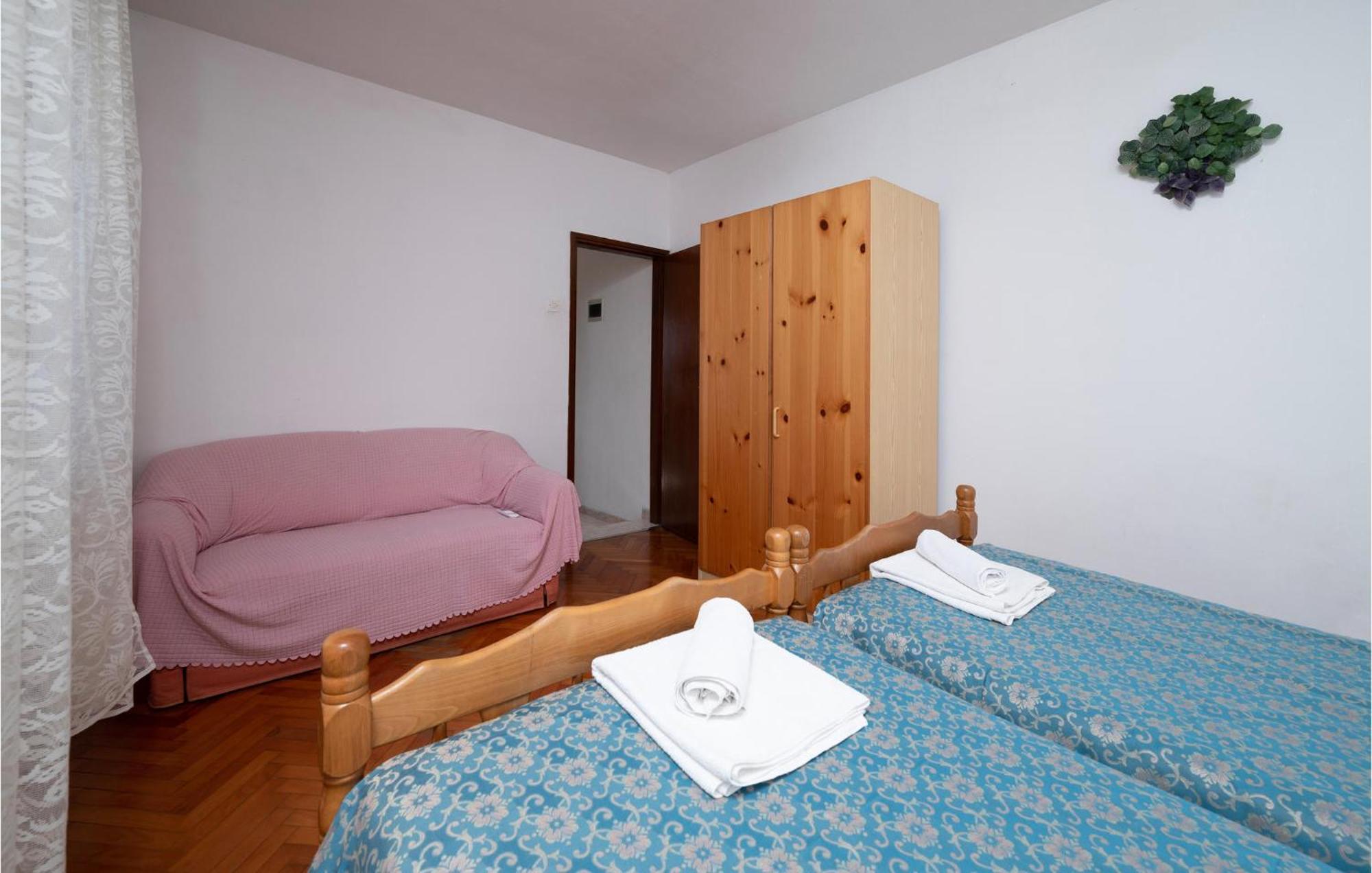 1 Bedroom Cozy Apartment In Pula Exterior photo